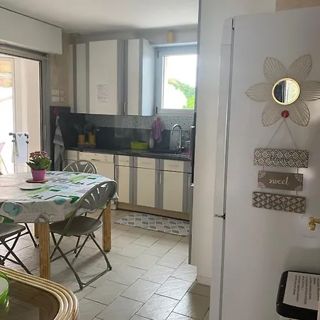 Gite Des Orangers Lattes Esterno foto